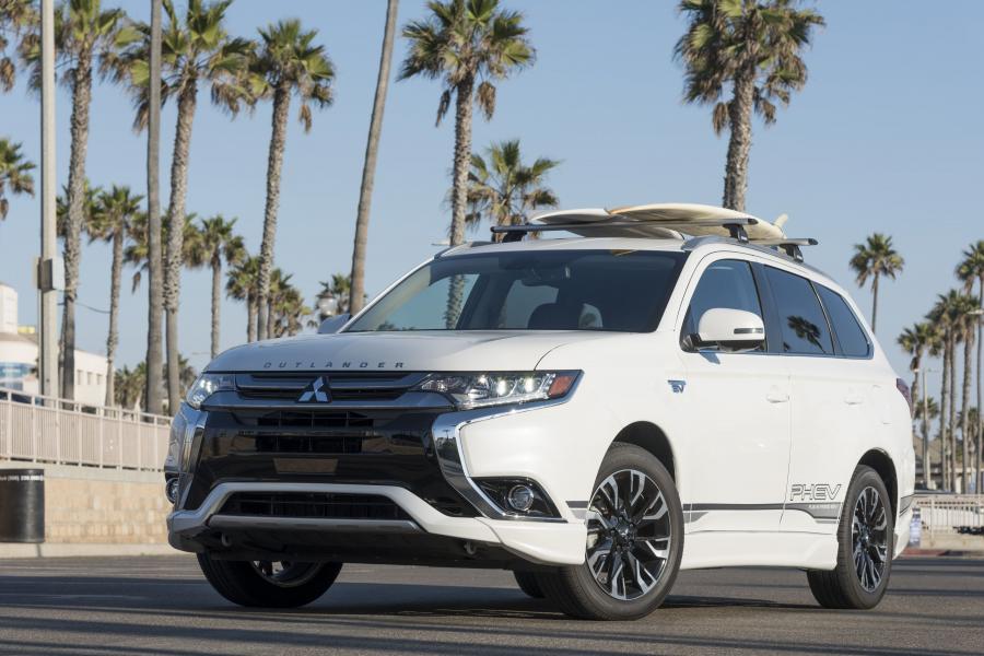 Mitsubishi Outlander GT PHEV Exterior Package 2017 года  (NA) (фото 9 из 15)